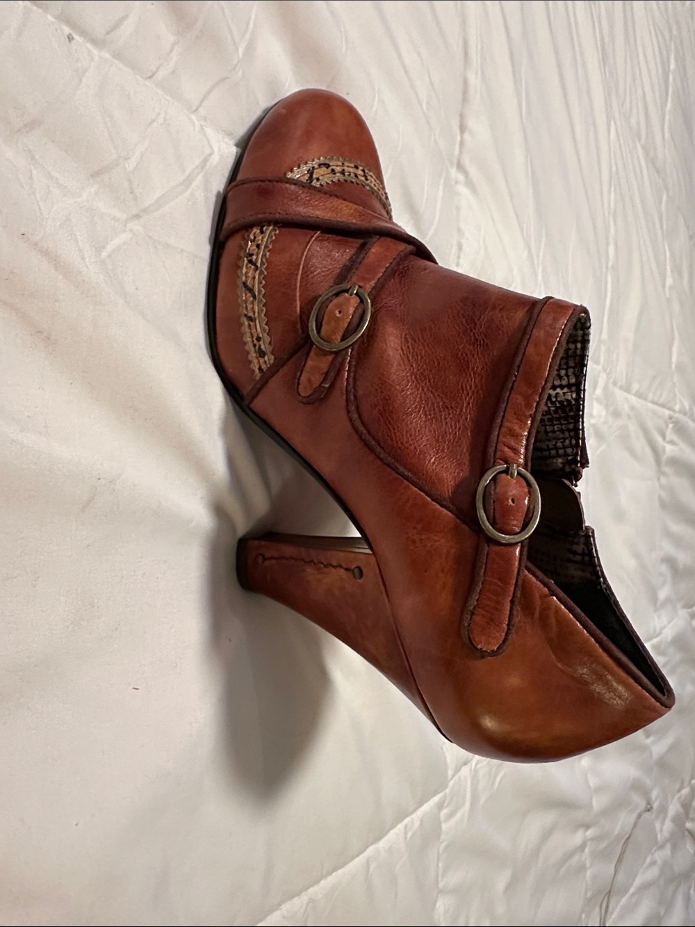Beautiful Bobbi Blu closed toe leather pump.